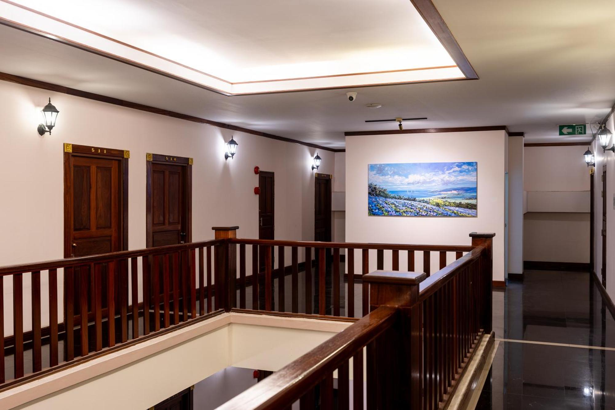 The President Hotel At Chokchai 4 Бангкок Экстерьер фото